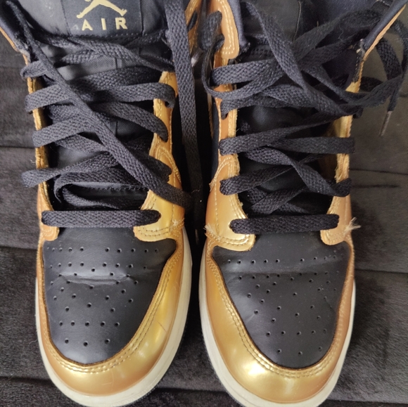 Nike Air Jordans Mid Boys Gold And Black Size 6 - Picture 3 of 7